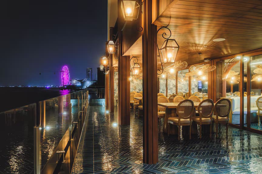 A riverside view along Guayaquil's Malecon 2000.